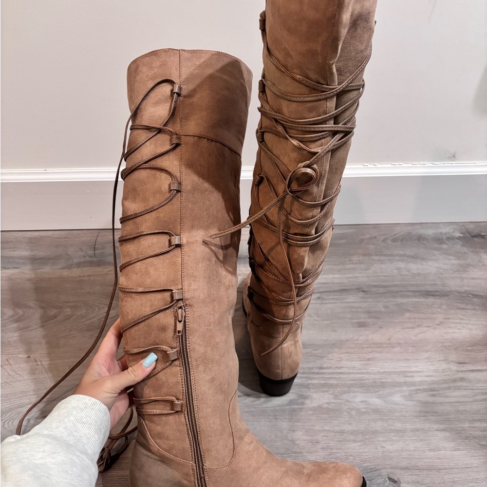 Women's Tan Knee-High Lace-Up Boots